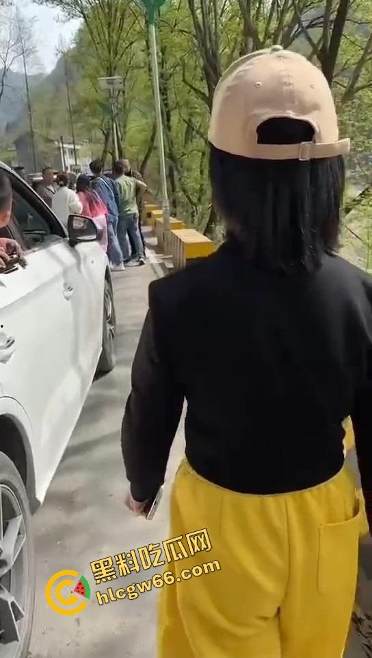 汉中勉县龙湾景区惊现社会姐持械现场，这家伙手里的不是传说中的真理吗？-2