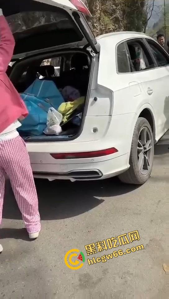 汉中勉县龙湾景区惊现社会姐持械现场，这家伙手里的不是传说中的真理吗？-9