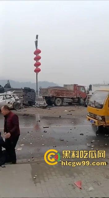 夺命惊魂!四川巴中公路变修罗场,渣土车疯狂冲撞血溅街头,多车成废铁,五人丧命!-4