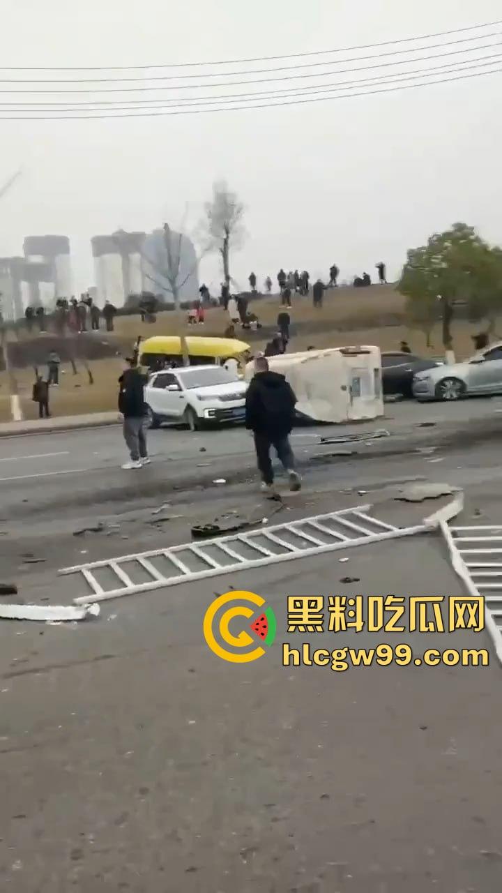 夺命惊魂!四川巴中公路变修罗场,渣土车疯狂冲撞血溅街头,多车成废铁,五人丧命!-7