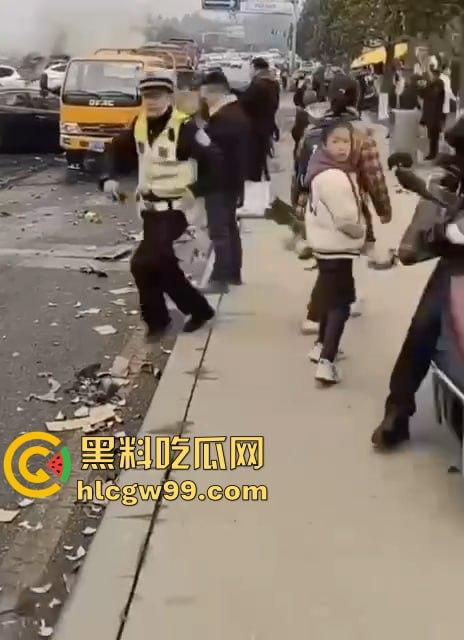 夺命惊魂!四川巴中公路变修罗场,渣土车疯狂冲撞血溅街头,多车成废铁,五人丧命!-11