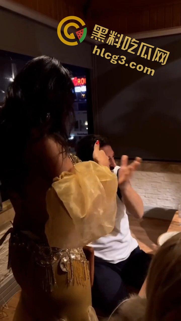 英国土豪印度餐厅奢华一幕！搭讪美女服务员，消费竟直接塞进奶罩里，场面惊呆众人！-2