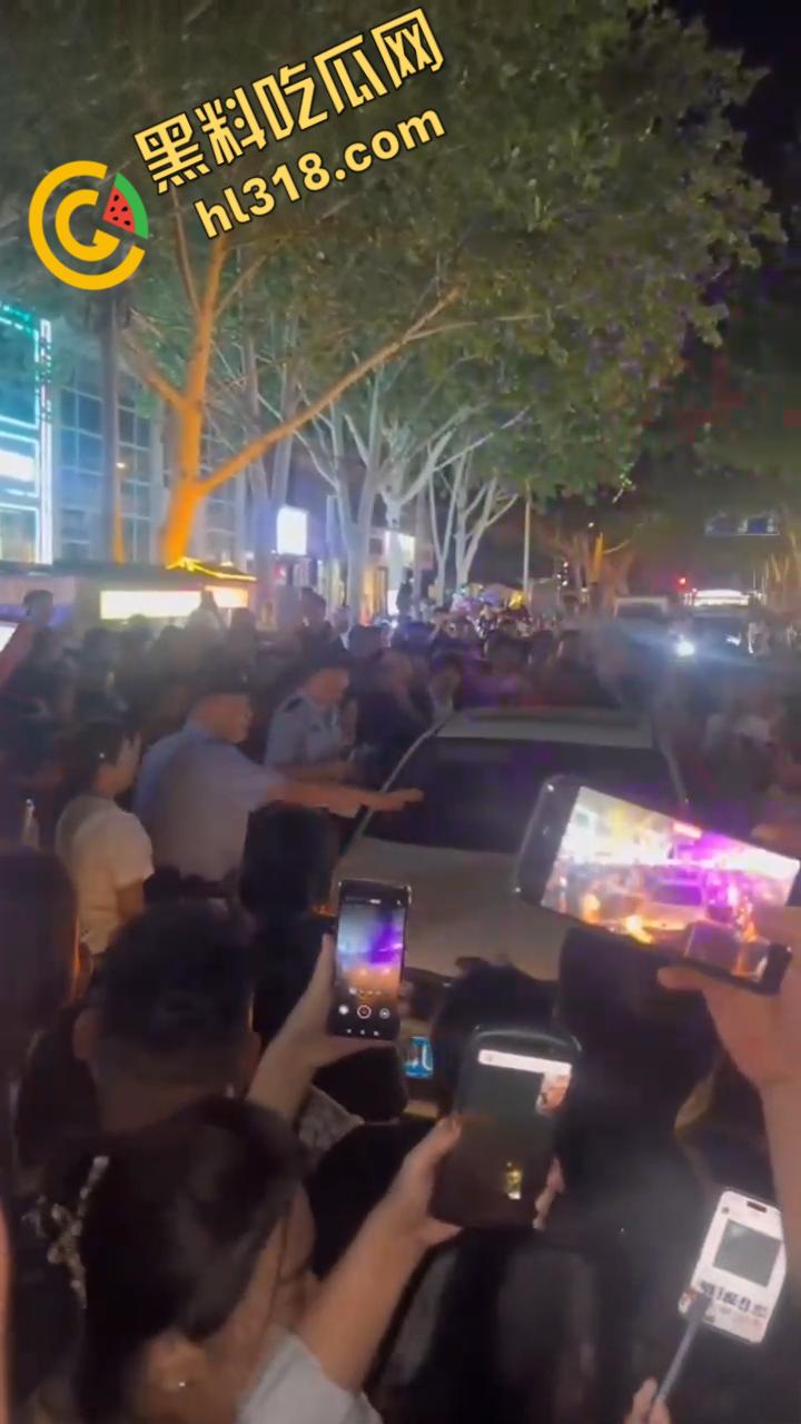 济源原配怒堵马路抓小三，男主和小三躲在车里不出来，吃瓜群众怒怼小三，交警现场调解 !-3