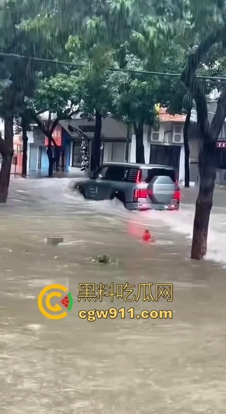 台风作恶，人祸更甚！ 暴雨成灾仰望U8车主在积水中行驶来回，水浪把多家店铺玻璃被拍碎，人渣！-6