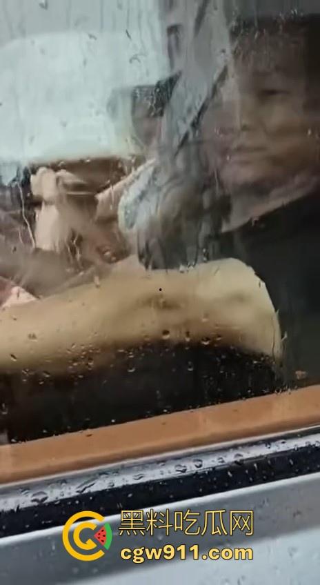 台风作恶，人祸更甚！ 暴雨成灾仰望U8车主在积水中行驶来回，水浪把多家店铺玻璃被拍碎，人渣！-8