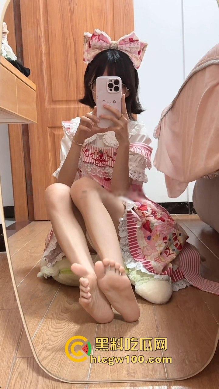 抖音反差眼镜妹【萌梨梨】定制福利曝光，半露脸黑丝jk猫耳跳蛋挑逗，喷一腿水！-16