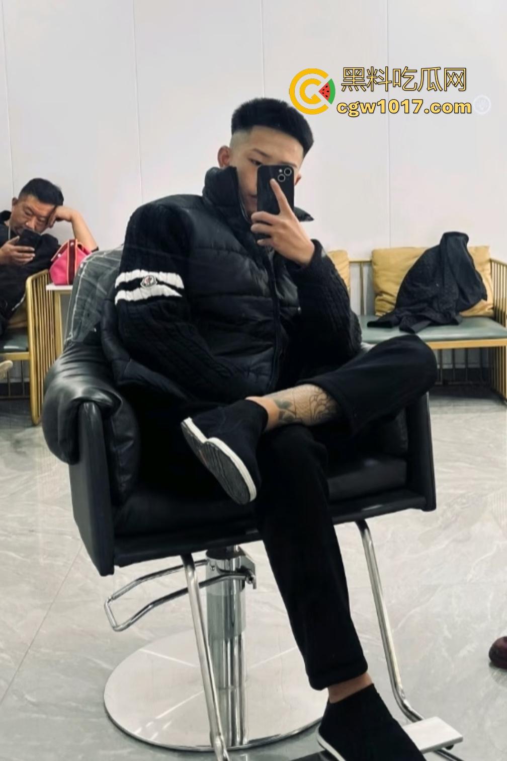 东北吉林豪横精神小伙小妹拳打脚踢白衣男，满嘴“打你咋地打你咋滴”，谁让白衣男欺负别人媳妇呢，找打！-1