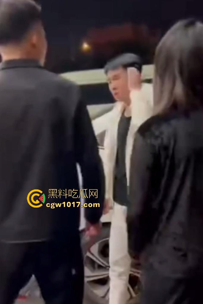 东北吉林豪横精神小伙小妹拳打脚踢白衣男，满嘴“打你咋地打你咋滴”，谁让白衣男欺负别人媳妇呢，找打！-2