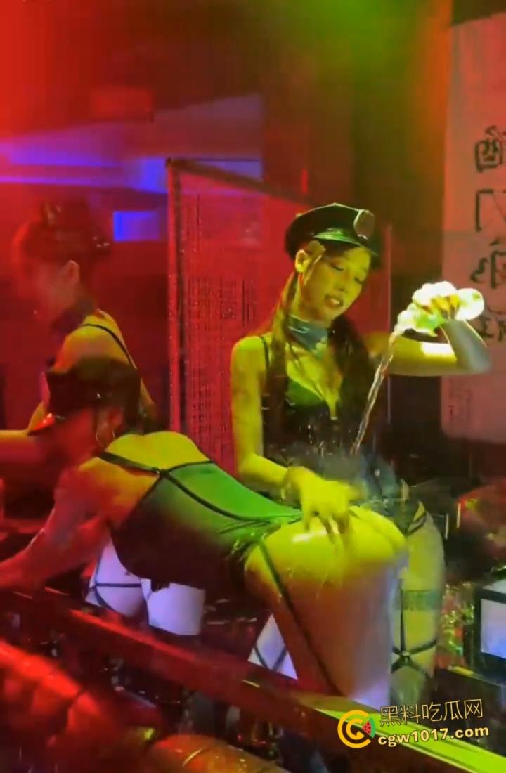 开单狗推酒吧狂爆金币，极品身材性感美女香槟湿身热舞，黑丝翘臀性感诱人，尺度炸裂到极致！-8