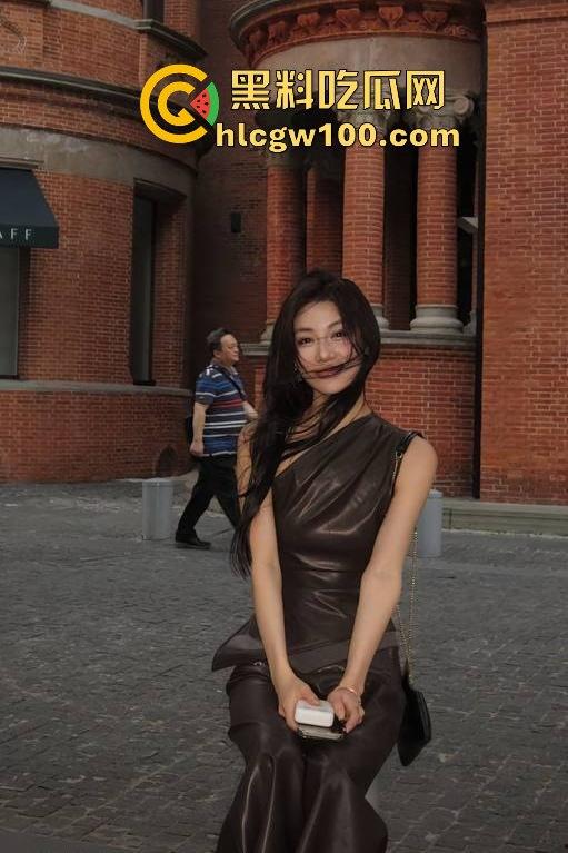 抖音反差婊【殷萧童】的大瓜吃了吗，直播双开一半抖音一半黄播的女主现化身名媛妄想挣脱互联网记忆。-6