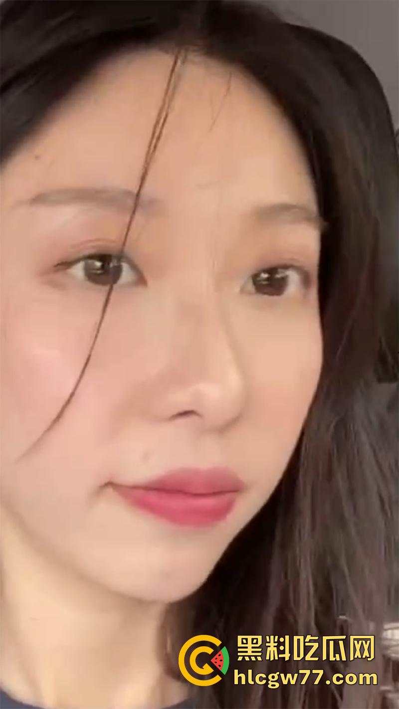 俩孩辣妈出轨偷情,河北邯郸气质少妇张津津,平时高冷女神,到床上竟然可以口交毒龙!-1