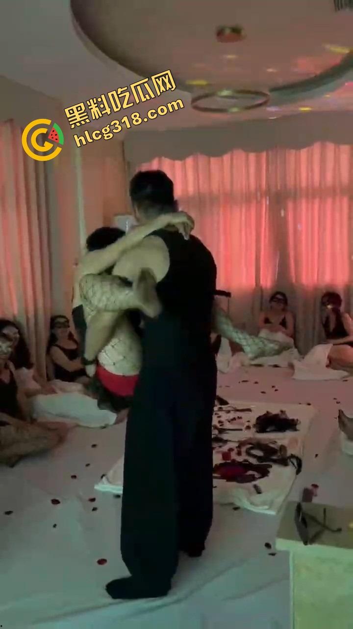 驭夫之术上线,人妻戴面具现场上课,学习如何制服男人的小老弟,老师亲自演示体位口活本事实战!-9