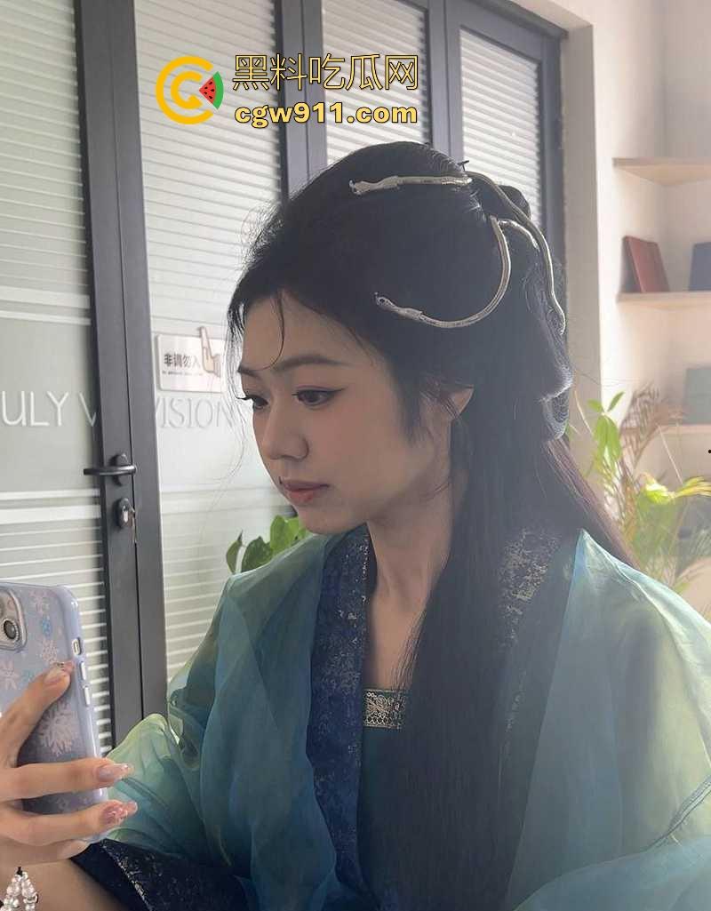 武汉工商学院反差甜妹【林美如】穿开档丝袜撩拨男友,撅肥臀被后入猛操,浓精射满巨乳,超级淫骚反差!-2