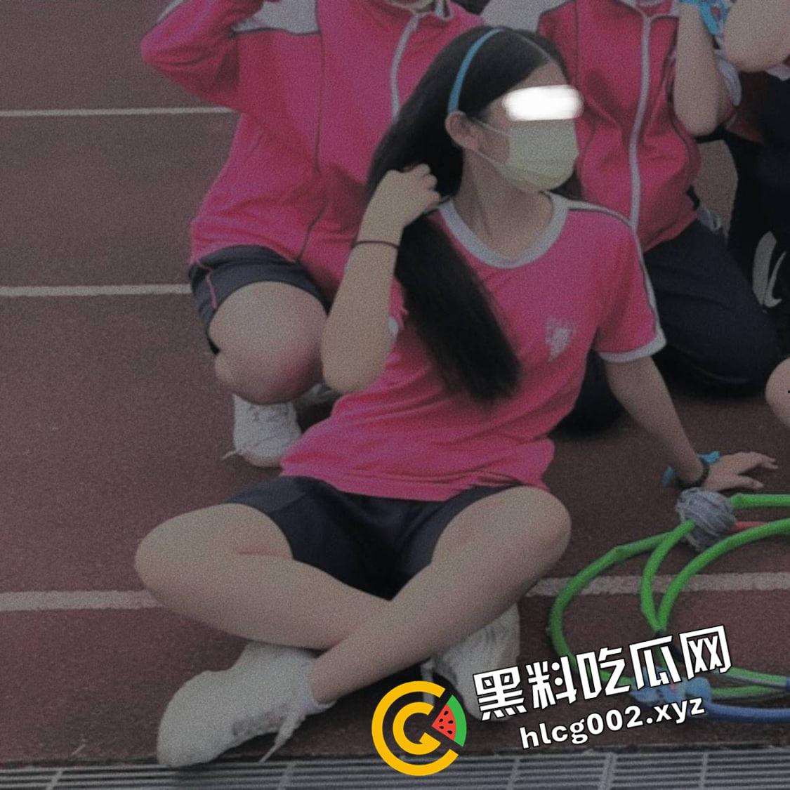 超级真实台湾高中生发春自拍 还在发育的小胸脯 巨嫩的小穴抠出小珍珠-1