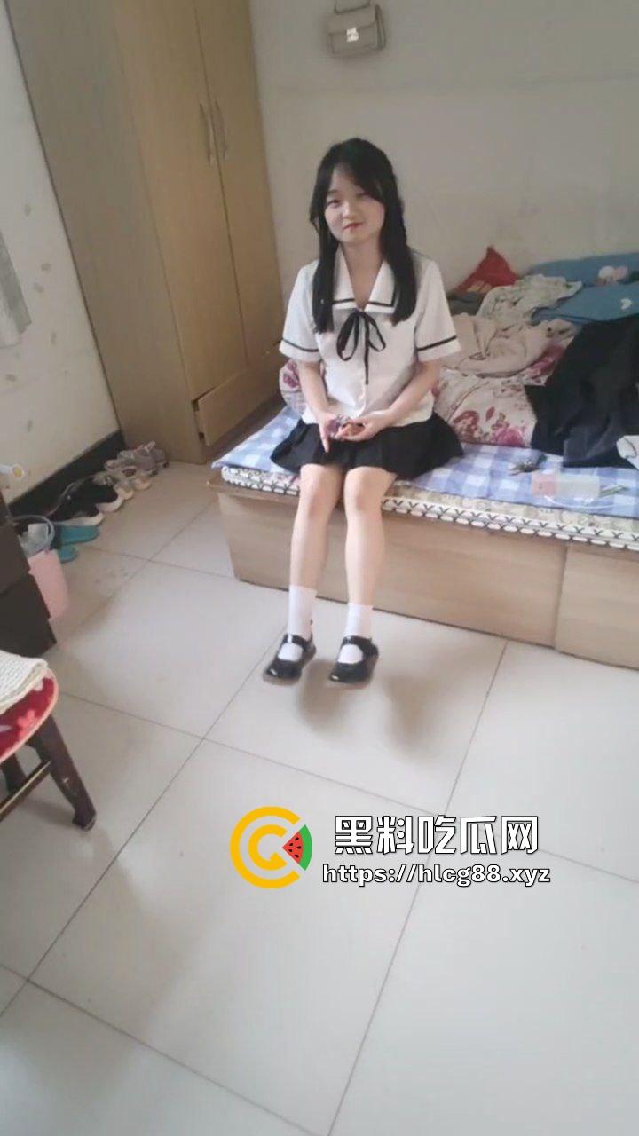 江西青春少女JK高中生太妹【袁晴】与闺蜜玩刺激露足挠痒，第一次尝试足控娇羞私拍！-3