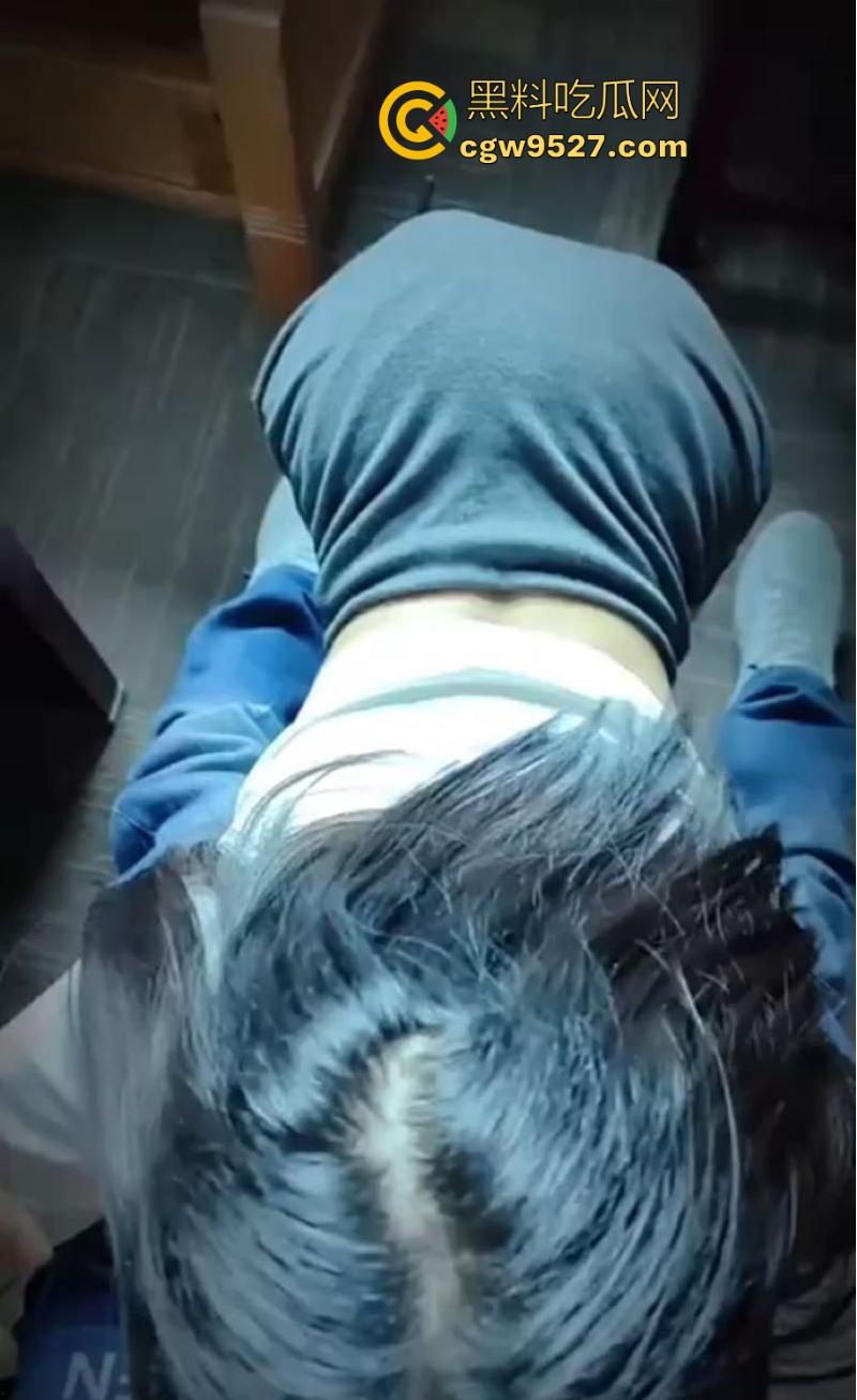 极品少女秘书被老板潜规则，办公桌上无套猛插，淫荡反差炸裂，上演火辣偷情大戏！-6