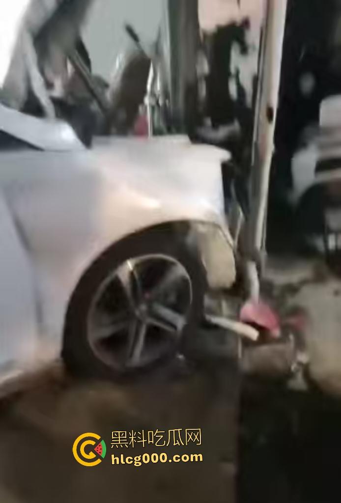 温州轿车化身死神冲撞！店铺崩塌老翁直接血溅断肢，医生来了摸脖子都说没救了！-6