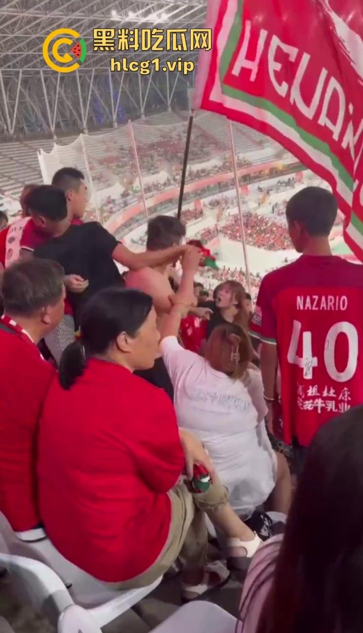火气有些大！河南球迷在客队看台区大打出手！比看比赛还过瘾-4