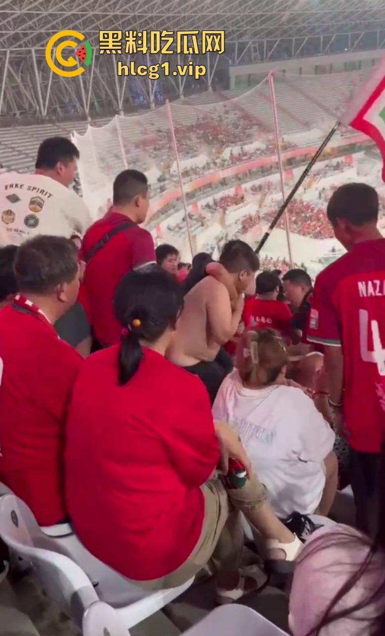 火气有些大！河南球迷在客队看台区大打出手！比看比赛还过瘾-5