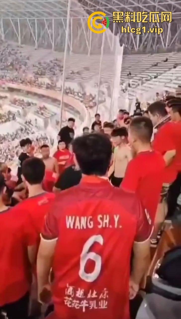 火气有些大！河南球迷在客队看台区大打出手！比看比赛还过瘾-8