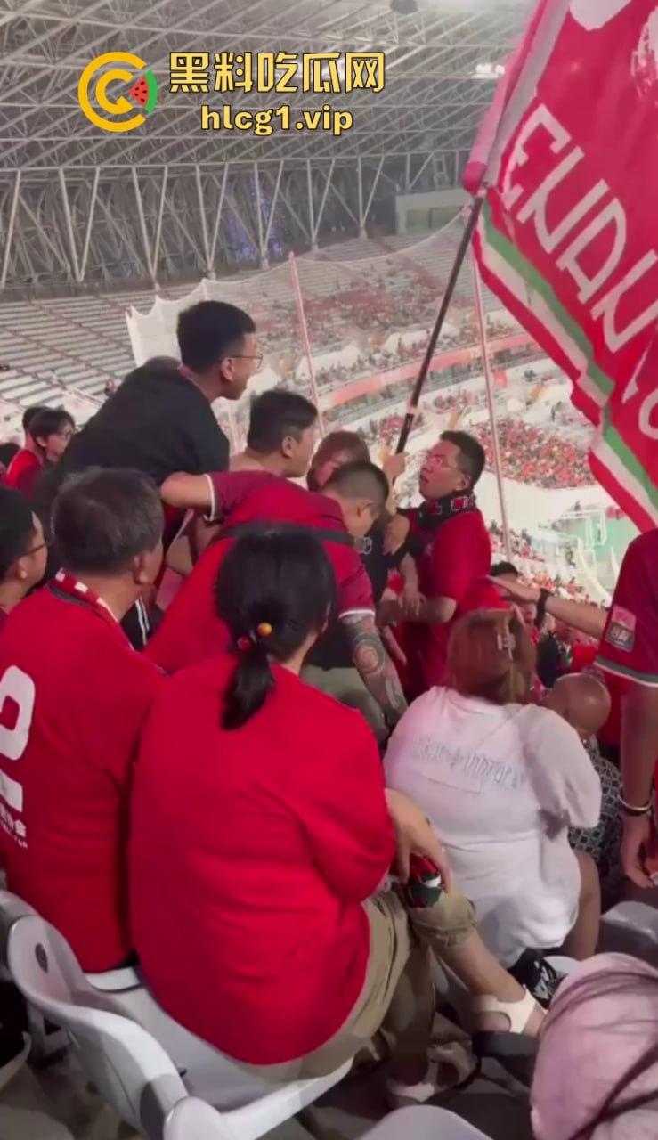 火气有些大！河南球迷在客队看台区大打出手！比看比赛还过瘾-9
