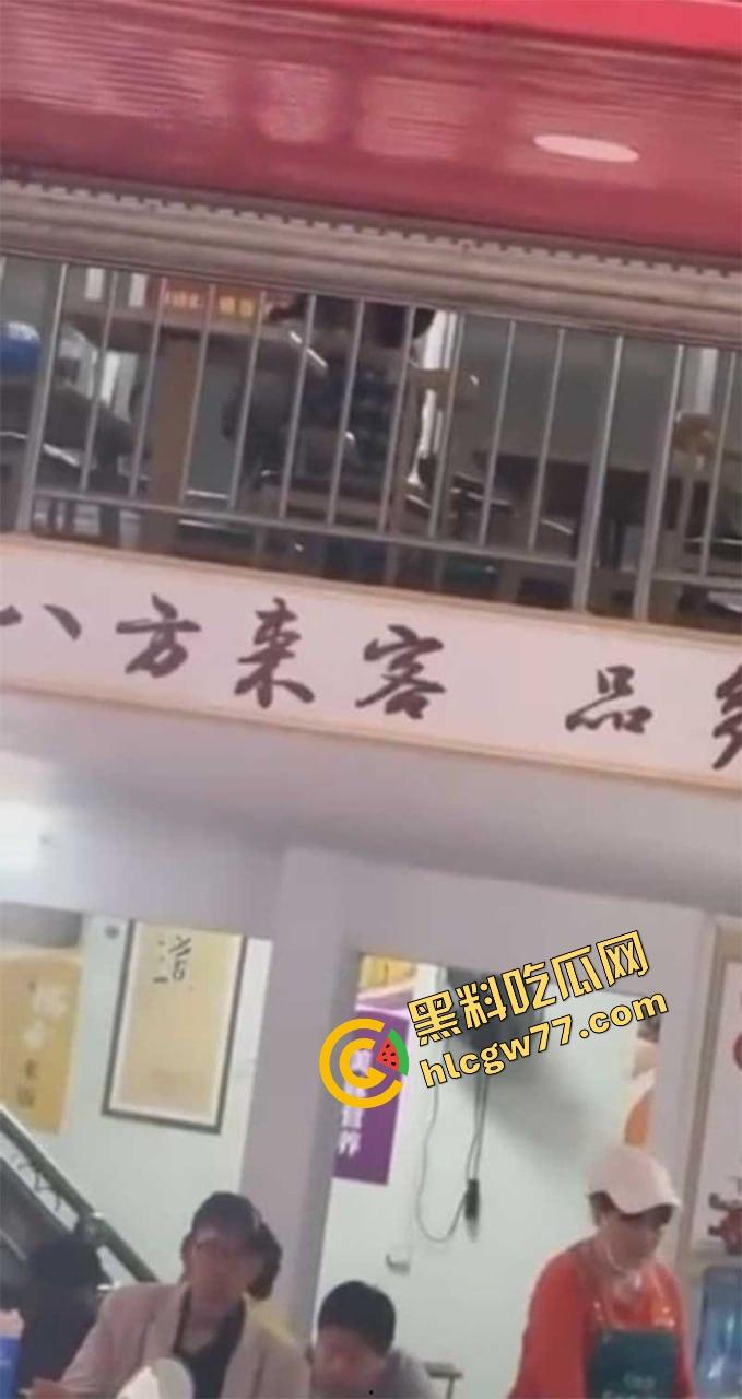 广西河池八方来客饭店，精神小伙精神小妹二楼狂演观音坐莲，裤子一脱开操，楼下食客全看傻了！-3