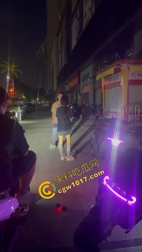 精神小伙街头怒打精神小妹被反杀,刀妹一刀穿心,鲜血喷溅三尺,现实惨剧震撼人心!-2