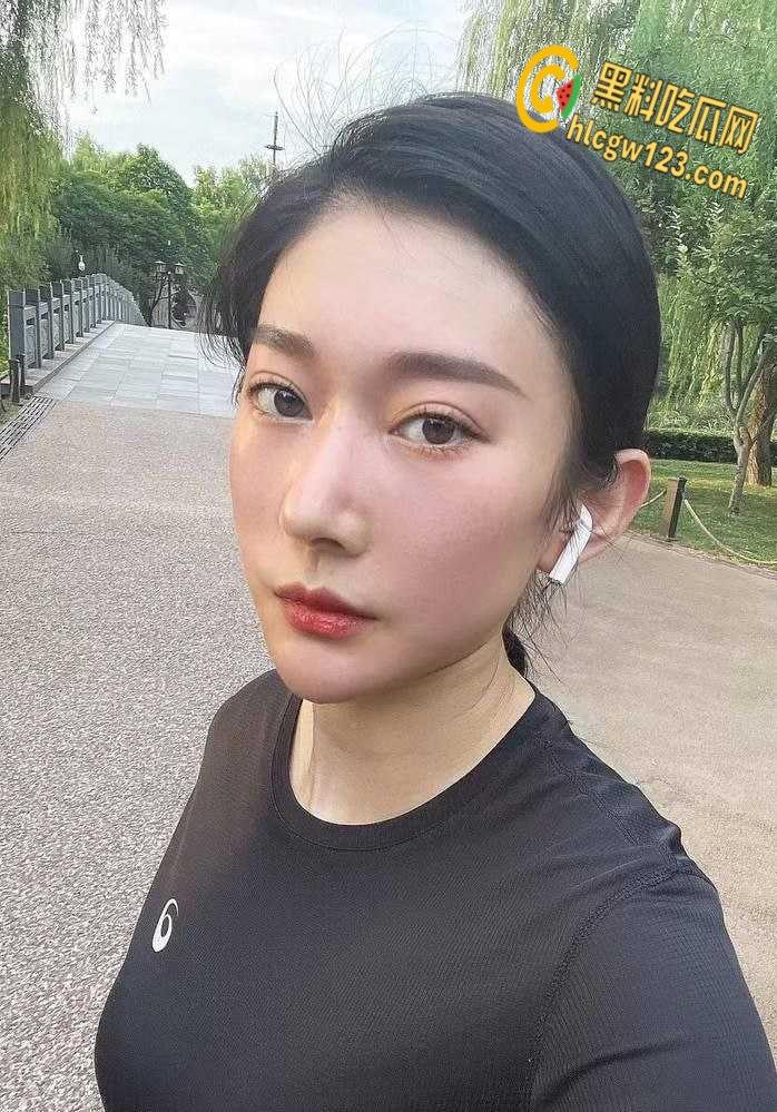 陕西极品人妻【张伊儿】!为冲业绩不择手段,陪睡客户尽展蜜桃臀!-2