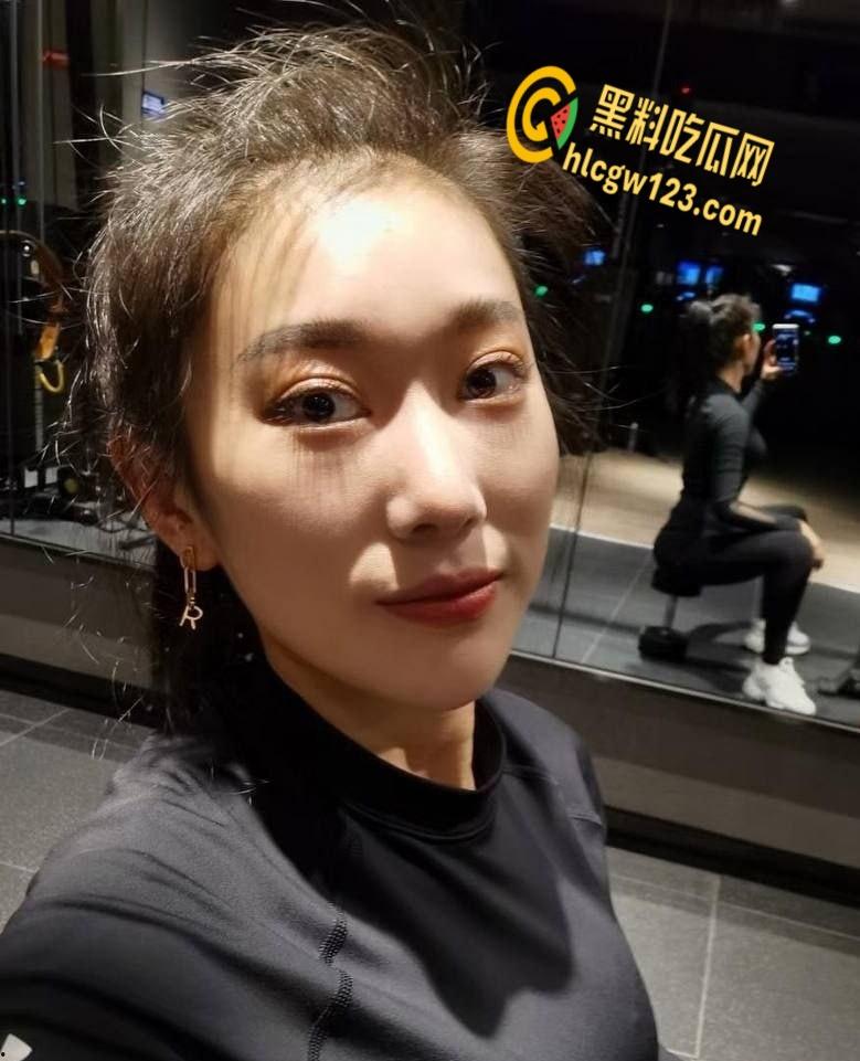 陕西极品人妻【张伊儿】!为冲业绩不择手段,陪睡客户尽展蜜桃臀!-3