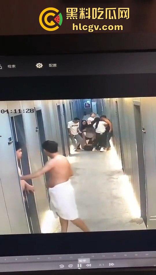 瓜友监控投稿:酒店内男子犯贱挑衅,一打四差点上演血案,好老婆及时拦下化解危机!-3