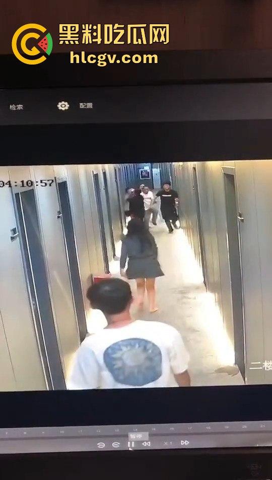 瓜友监控投稿:酒店内男子犯贱挑衅,一打四差点上演血案,好老婆及时拦下化解危机!-10