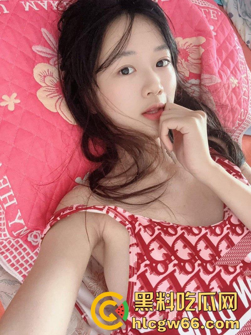 广州金贸学院高颜值毕业生【曾歆瑶】实习期间寂寞难耐 与异地男友视频捏奶露逼不停引诱 这也太骚了吧!-1