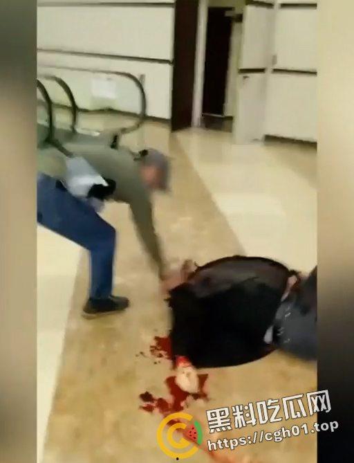 俄罗斯音乐厅恐怖袭击 恐怖分子放出第一视角 枪杀完还要补刀 以及被抓住后处决现场 血腥慎点！-8