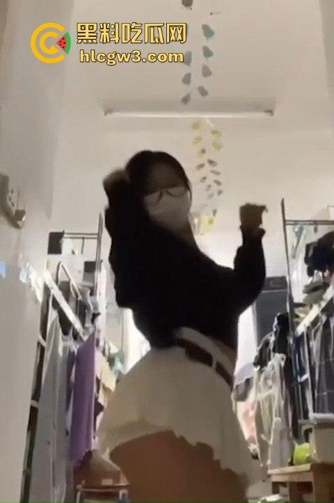 福建漳州职校蜜桃臀反差婊【黄佳怡】 骚气自拍加约炮视频曝光，这骚货反差大到离谱！-7