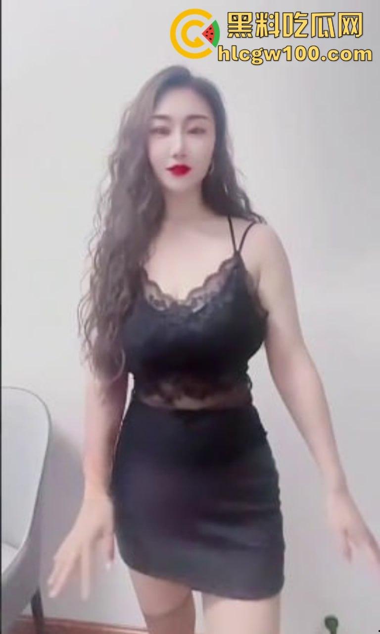 抖音极品大奶淫妻【如画姗】骚味母狗在线持续发情 黑丝美足道具插穴 上位骑乘自动榨汁-3