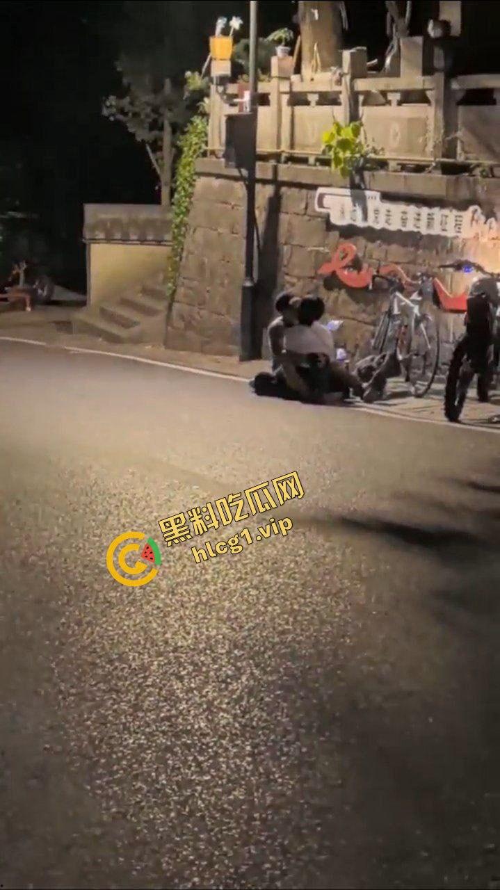 骑行圈最新淫乱！杭州龙井村 男女骑友 路边女上位开干 路过骑友当场报警！-10