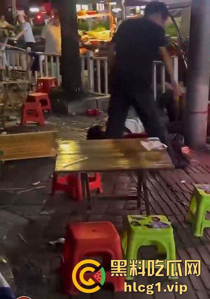 吵架吵成命案!烧烤摊男子聊天被女子嫌吵,竟拔刀相向当场捅人!-1