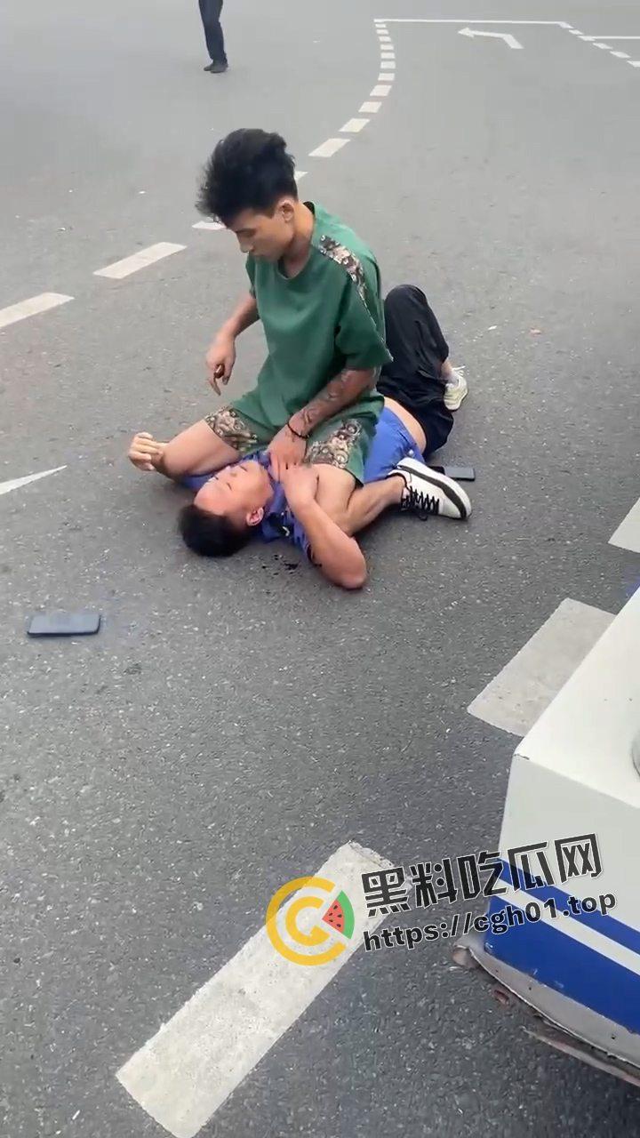当城管遇上新疆人 这下不嚣张了! 掐着城管脖子当人质 真是横的就怕不要命的-1
