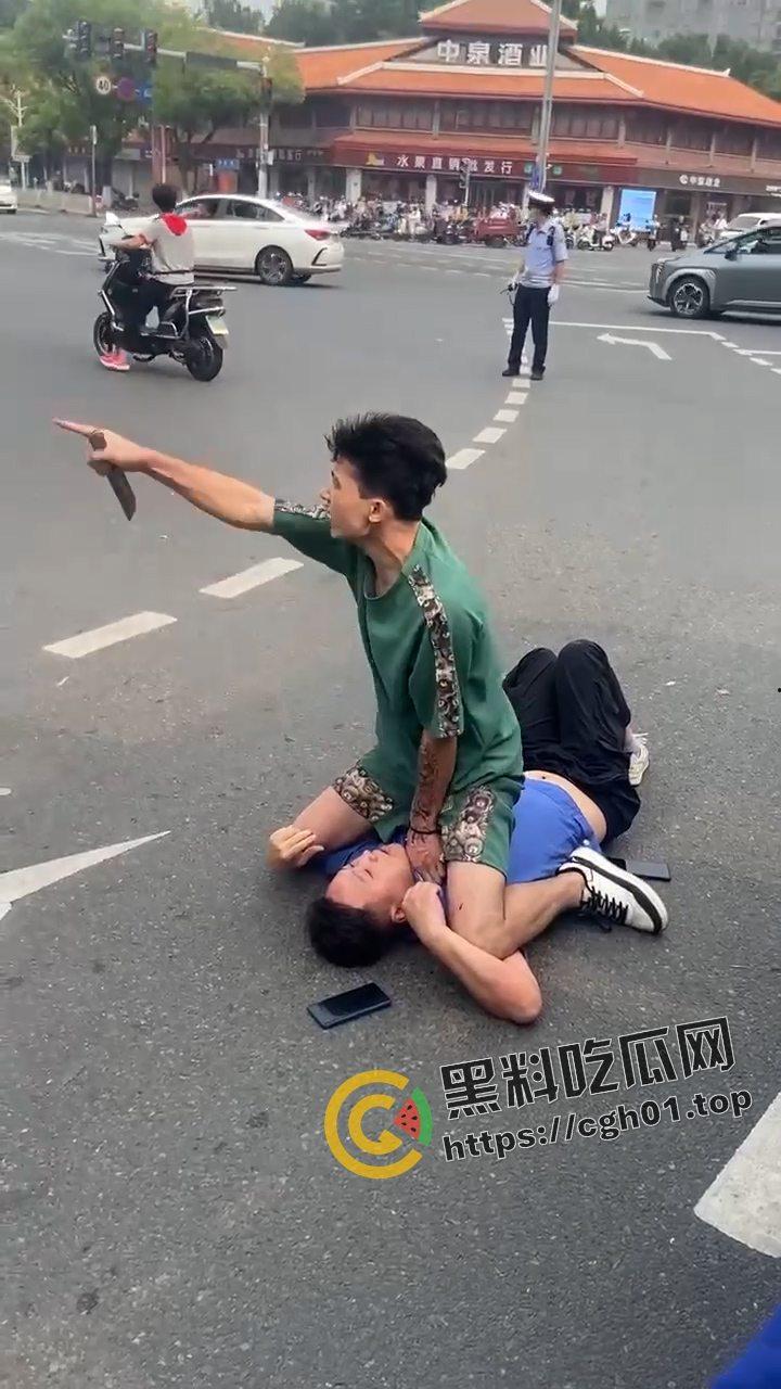 当城管遇上新疆人 这下不嚣张了! 掐着城管脖子当人质 真是横的就怕不要命的-2