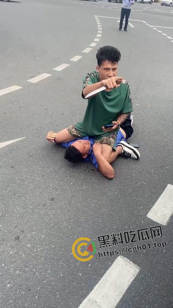 当城管遇上新疆人 这下不嚣张了! 掐着城管脖子当人质 真是横的就怕不要命的-3