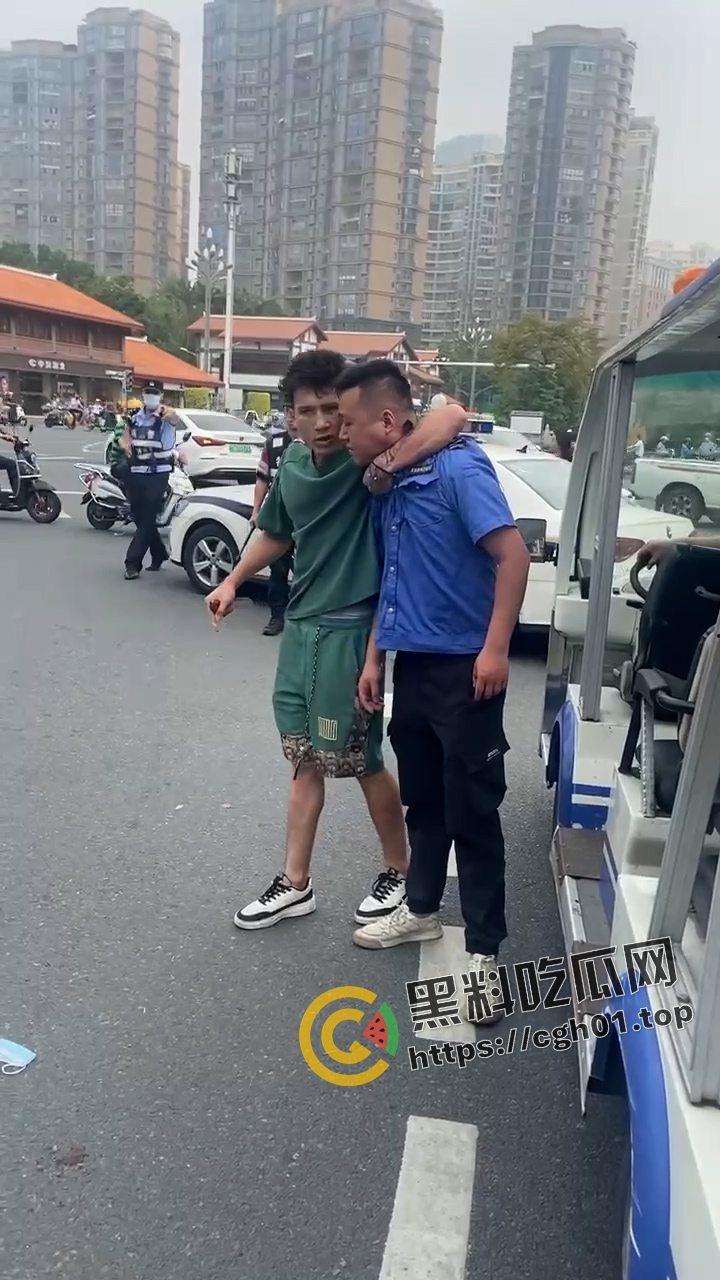 当城管遇上新疆人 这下不嚣张了! 掐着城管脖子当人质 真是横的就怕不要命的-4