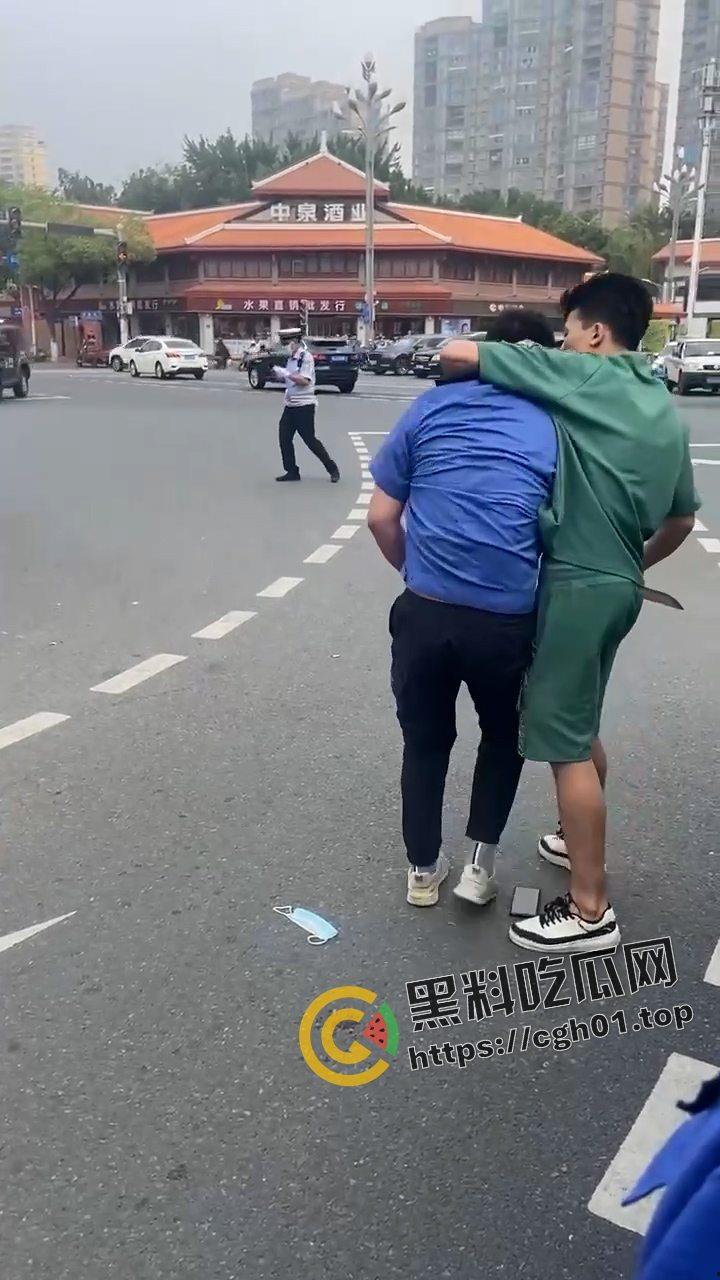 当城管遇上新疆人 这下不嚣张了! 掐着城管脖子当人质 真是横的就怕不要命的-5