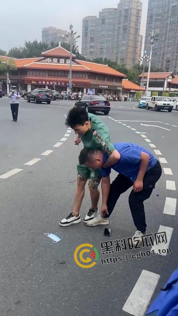 当城管遇上新疆人 这下不嚣张了! 掐着城管脖子当人质 真是横的就怕不要命的-6