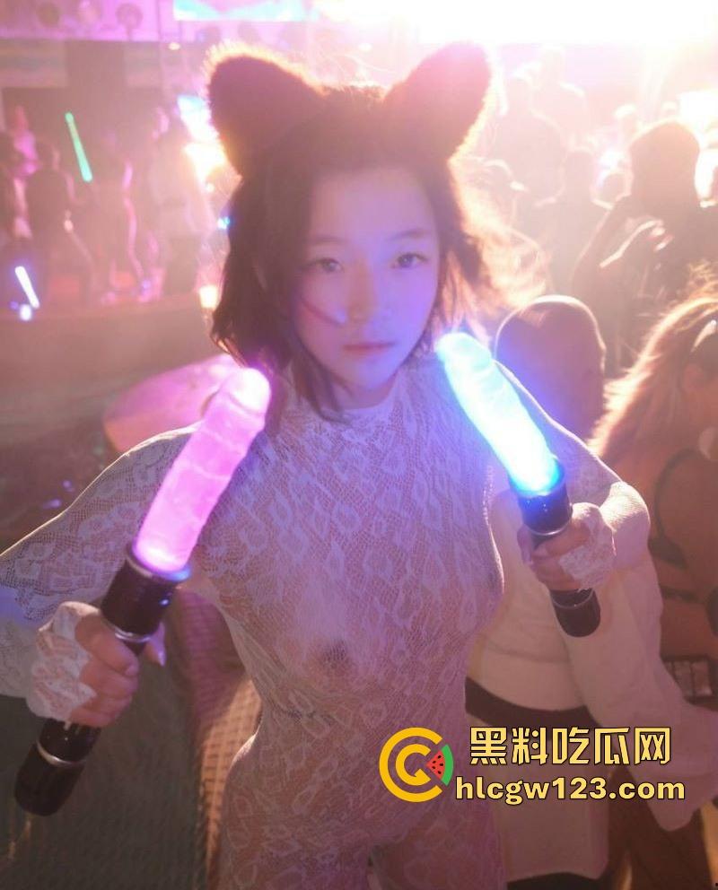 北美魅魔【Sophia刘】美国拉斯维加斯EDC电音节 穿露点战袍鼓励荡妇自由 与合租室友airbnb口交做爱视频流出！-5