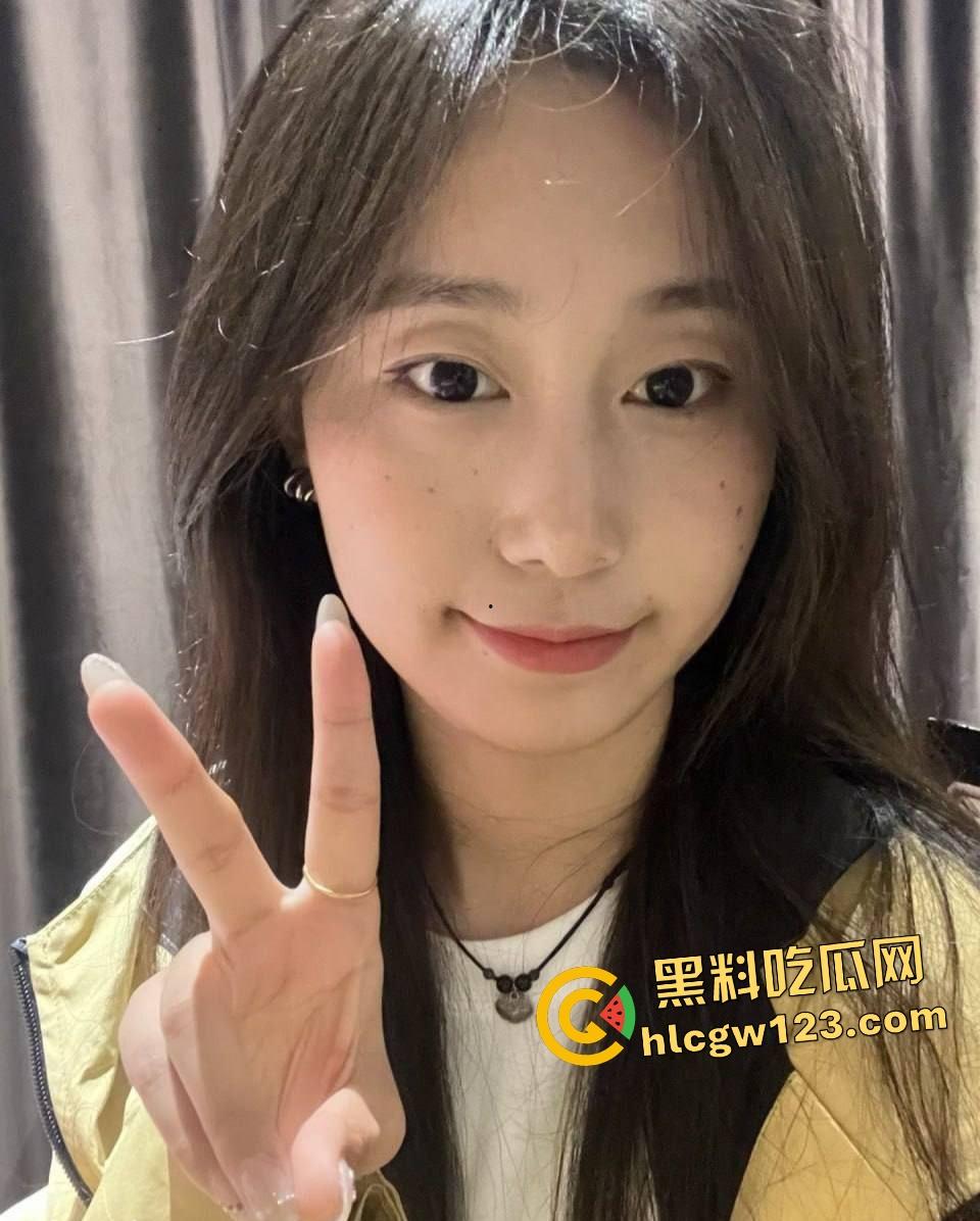 大二女学生辅导员家偷情,母狗式狂野伺候,床上骚姿迷人趁老婆未归先喷点水!-1