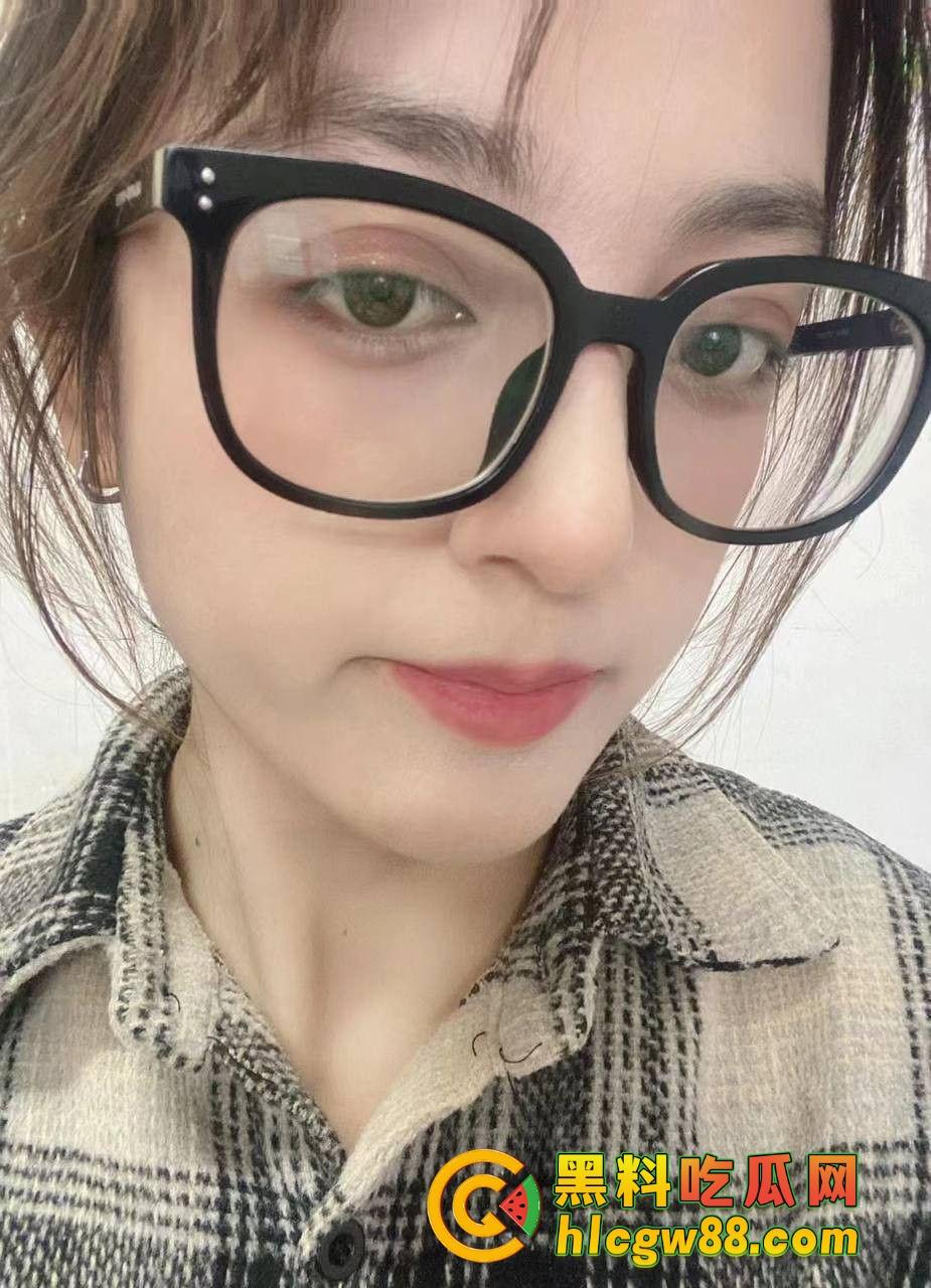 新疆乌鲁木齐财经学院『夏赫曼古丽』混血眼镜婊被颜射满脸,鸡巴吃得香喷喷,管他清不清真照吃不误!-5