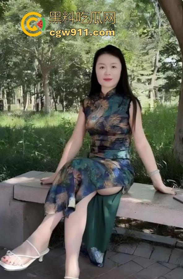 给网友直播暴操穿旗袍的嫂子，性感大奶陪肉丝，花式打桩猛插，内射后爽到兄弟直喊嫂子老婆！-2