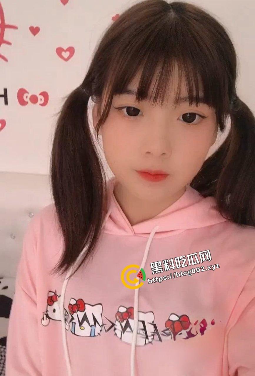 郑州商业中专清纯双马尾萝莉『李可馨』被男友调教露出！童颜巨乳的极致诱惑！-2