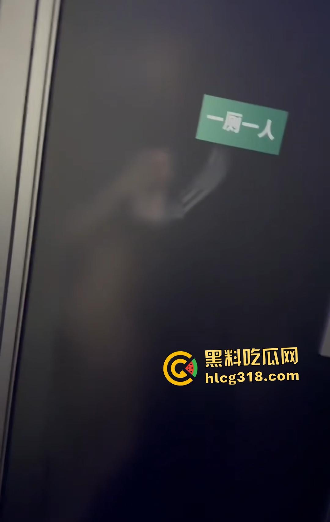 年轻狗男女酒吧厕所激情翻车！躲门后准备开干被拍照，安保竟敲门坏事，狗男女爽到一半直接萎缩！-3