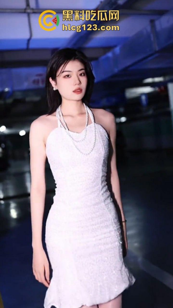 【足控福利】抖音13万粉丝 性感美腿网红【不想早起的崽崽】付费私享视频流出 足控调教 肉丝美腿超带感-9